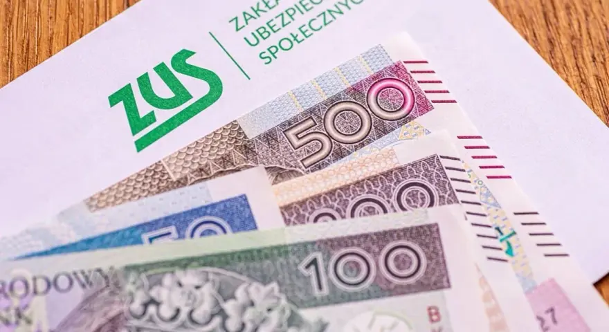 ZUS i polskie banknoty. Czy to zapowiedź 13 emerytury 2026 netto w tabeli?