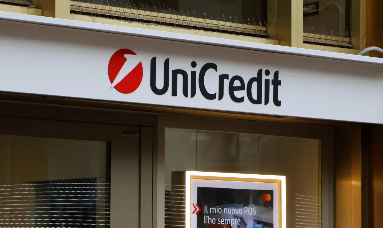 Logo UniCredit, międzynarodowego banku, który oferuje szeroki zakres usług finansowych.