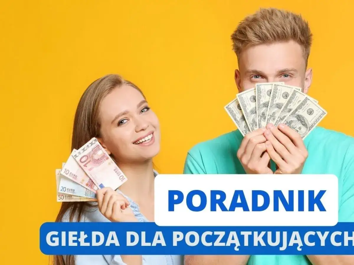 Uśmiechnięci młodzi ludzie z pieniędzmi w rękach. Dowiedz się, jak grać na giełdzie, z poradnikiem dla początkujących.