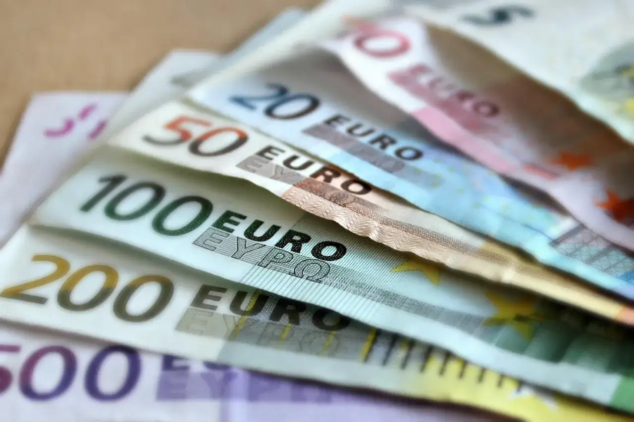Euro banknoty o nominałach 200, 100, 50 i 20. Chorwacja waluta euro, planowanie wakacji.