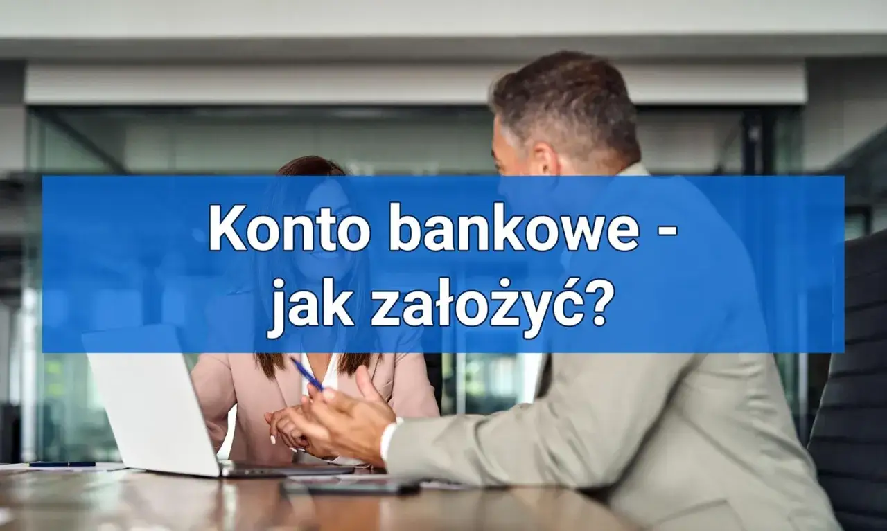 Doradca bankowy wyjaśnia klientce, jak założyć konto w banku. Na ekranie laptopa widać tekst 
