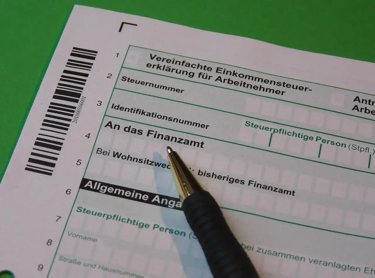 Niemiecki formularz podatkowy, gotowy do wypełnienia. Pióro czeka, by rozpocząć proces ubiegania się o zwrot podatku z Niemiec.