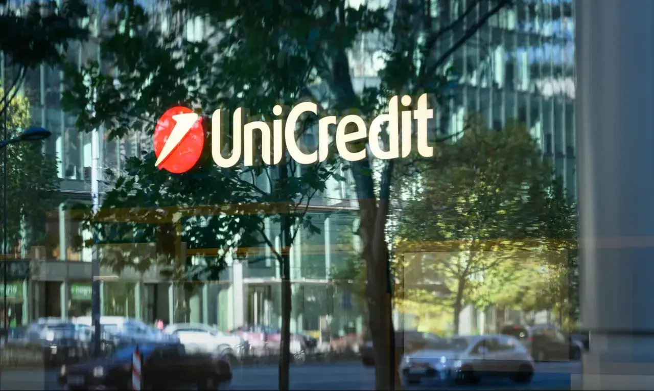 Logo UniCredit na szklanej fasadzie budynku. UniCredit co to za bank? To międzynarodowa instytucja finansowa.