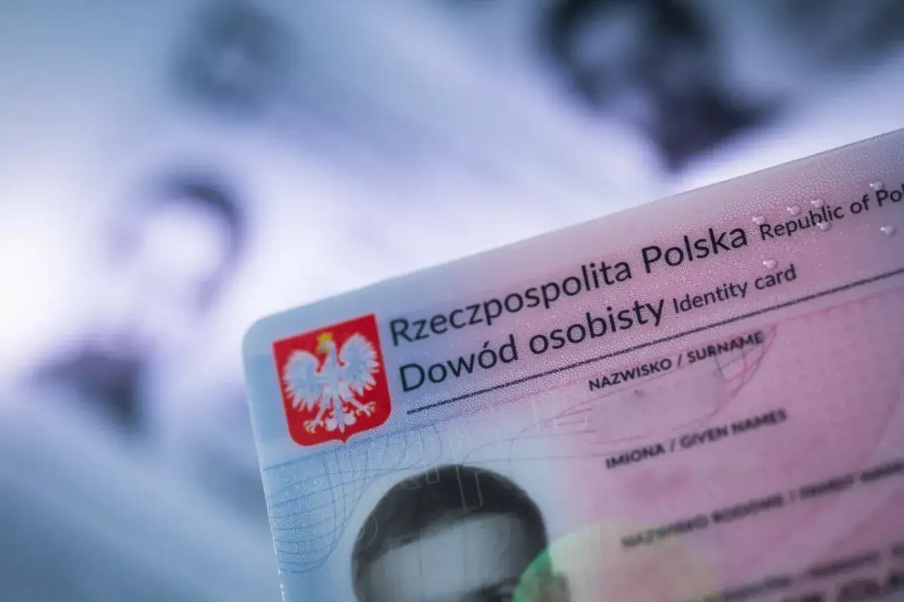 Zbliżenie na polski dowód osobisty. Dowiedz się, ile kosztuje wyrobienie dowodu i jakie dane zawiera.