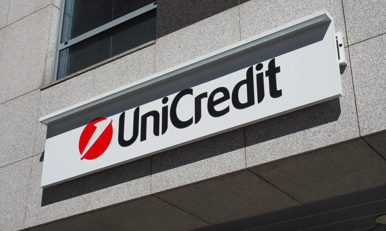 Logo UniCredit na budynku. UniCredit to międzynarodowy bank, który oferuje szeroki zakres usług finansowych.