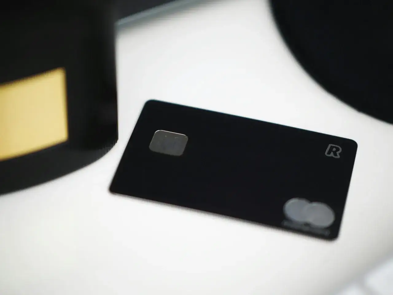 Czarna karta płatnicza z logo Revolut i symbolem Mastercard. Idealna do płatności, gdy potrzebujesz szybkiego polecenia.