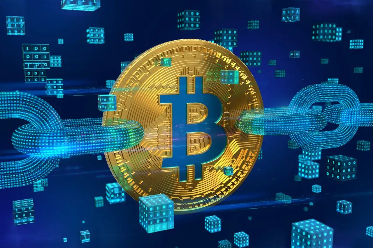 Złoty Bitcoin i cyfrowe ogniwa łańcucha symbolizują, czym są kryptowaluty. W tle unoszą się kostki z danymi binarnymi.