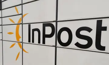 Zbliżenie na paczkomat InPost z charakterystycznym pomarańczowym logo. Szybki odbiór paczek to przyszłość.