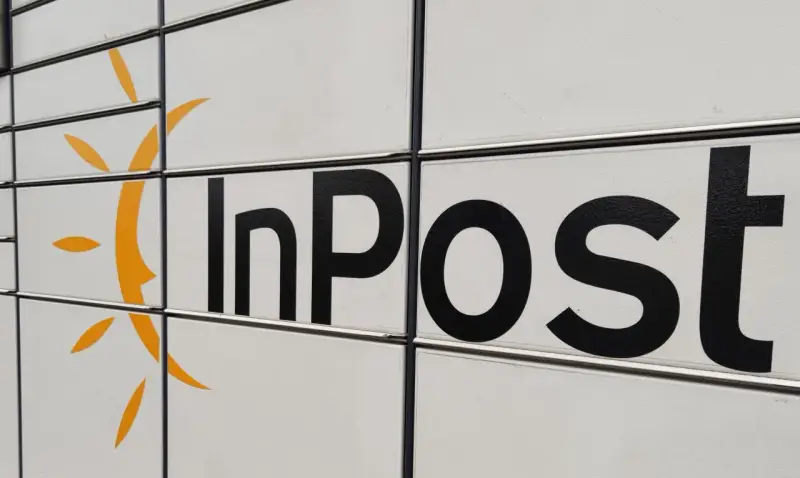 Zbliżenie na paczkomat InPost z charakterystycznym pomarańczowym logo. Szybki odbiór paczek to przyszłość.