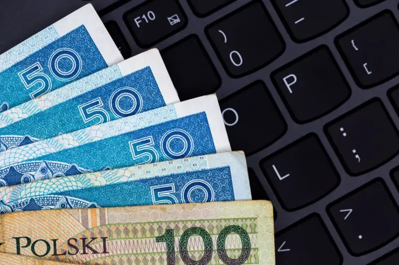 Złotówki na klawiaturze - symbolizują rozliczenia, być może podatek od spadku i darowizn.