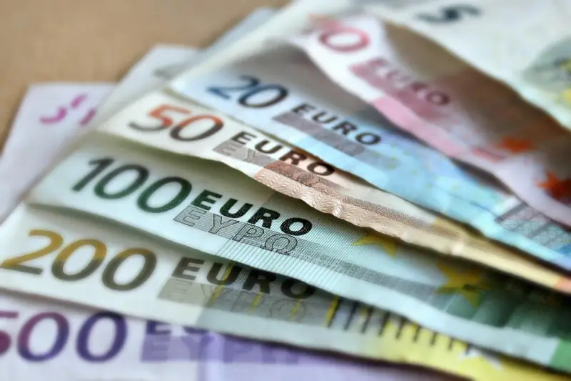 Euro banknoty o nominałach 200, 100, 50 i 20. Chorwacja waluta - euro, planowanie wakacji.