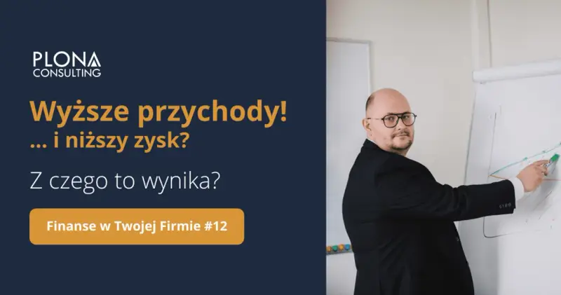 Mężczyzna w garniturze tłumaczy na tablicy wykres, jak wyższe przychody mogą nie oznaczać wyższego zysku.